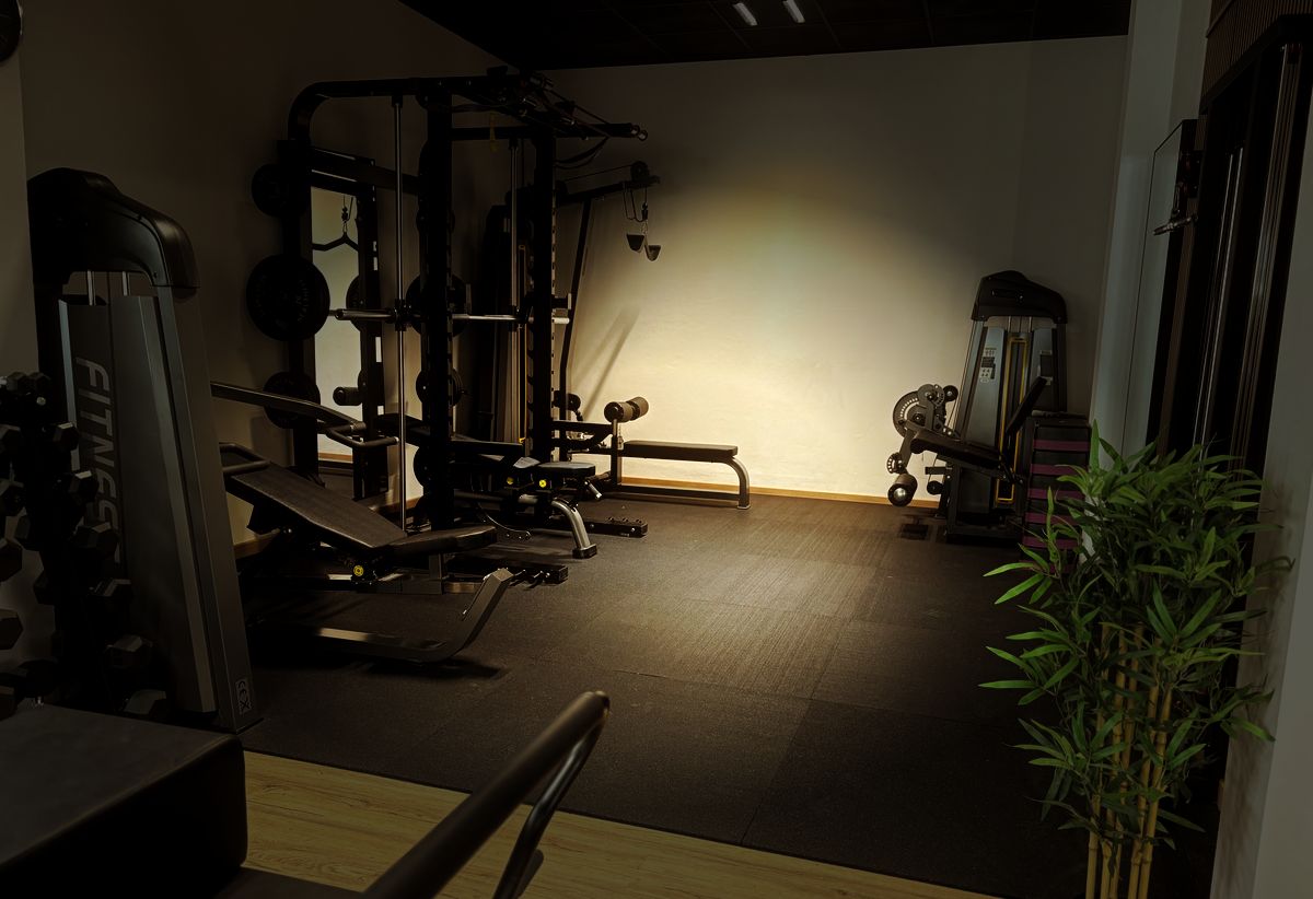 Sala funzionale con rack, panche e macchinari