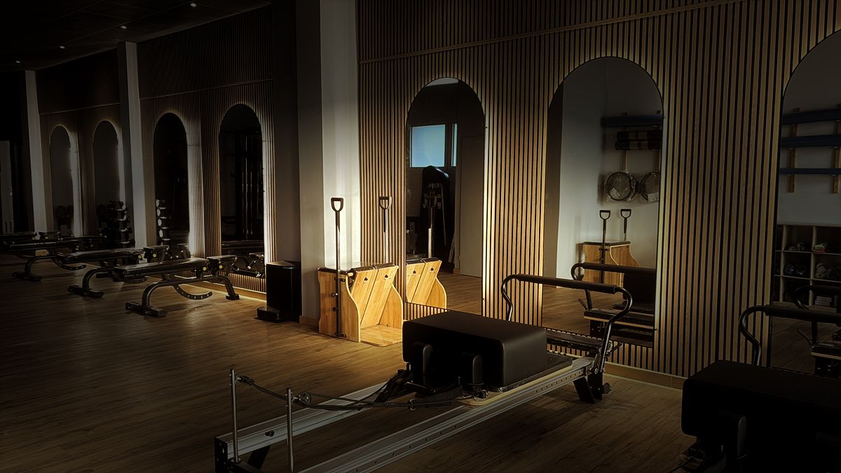 Seconda sala Reformer con Chair in legno e specchi ad arco
